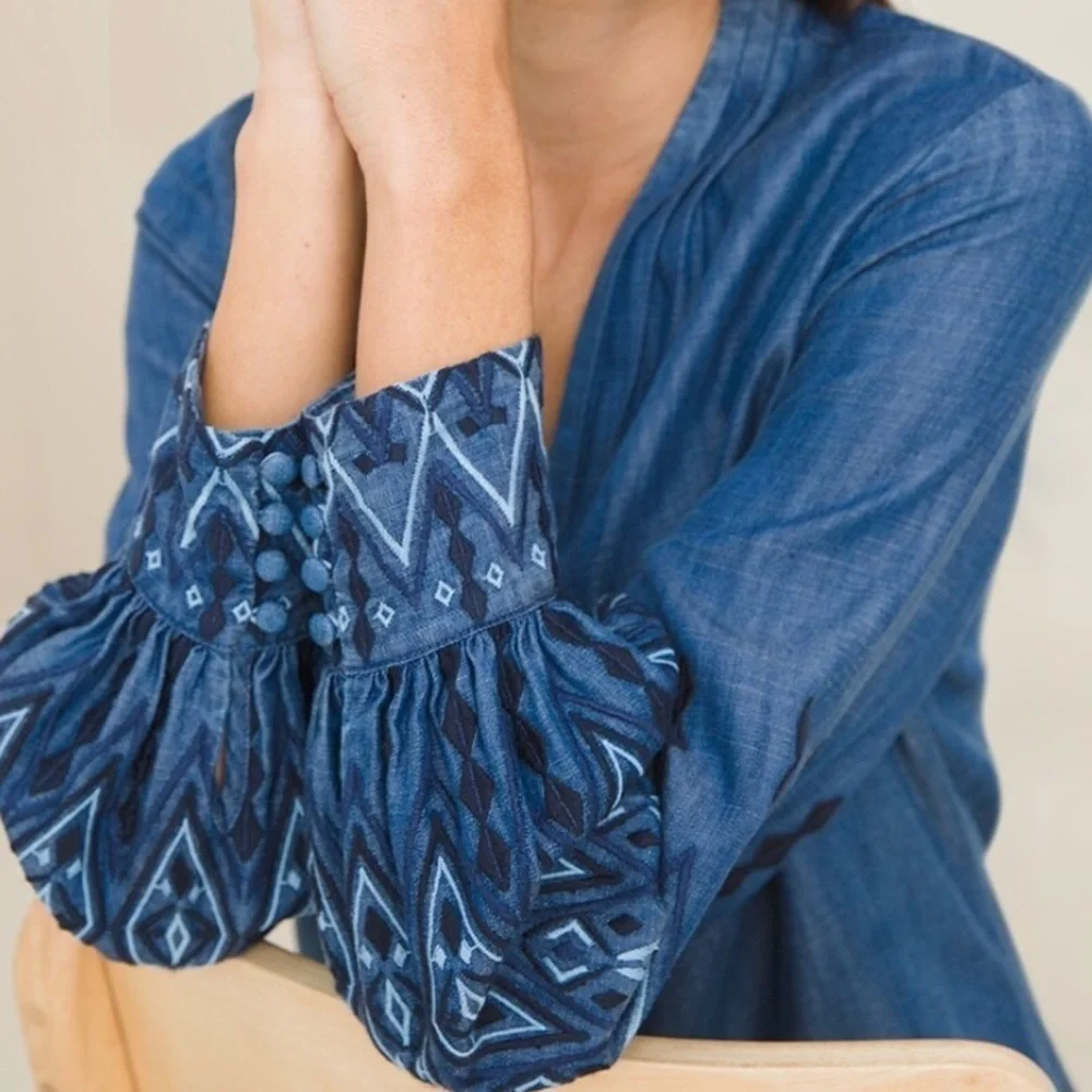 💕 Chico's Embroidered-Sleeve Top Denim Blue Size 0 - Picture 4 of 10